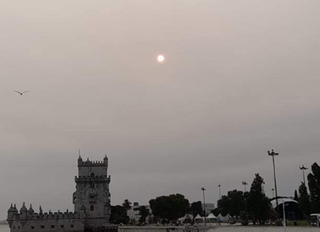 Il fumo degli incendi in Canada offusca il cielo in Portogallo e Spagna, le foto da Lisbona e Madrid