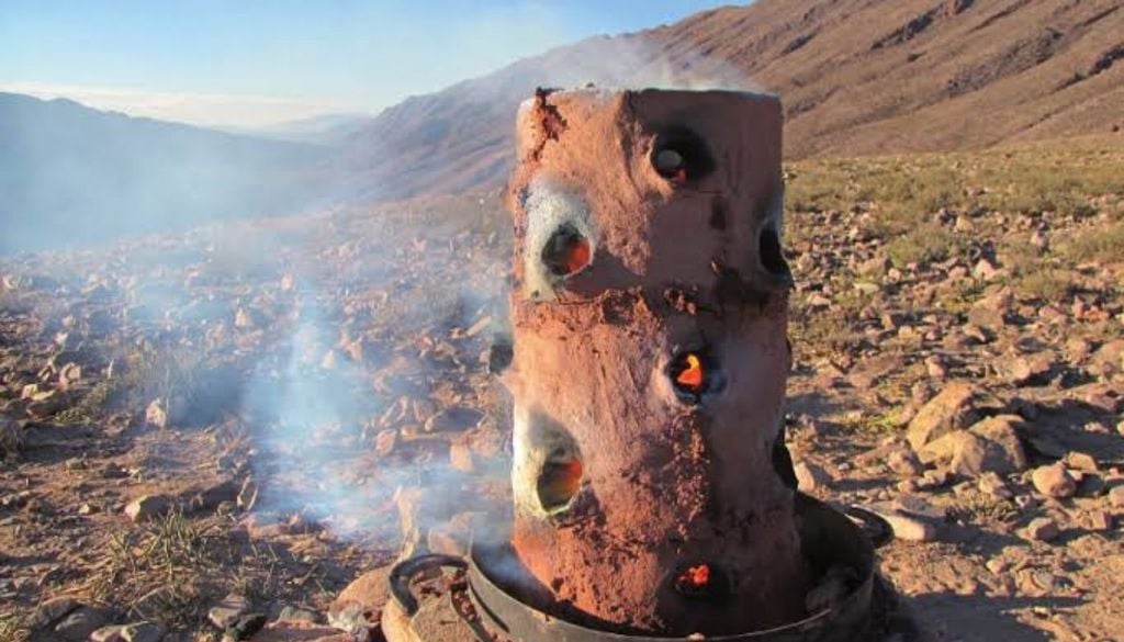 Gracias al tiraje natural, el fuego podía alcanzar temperaturas capaces de fundir cobre y sostener el proceso durante horas. Créditos de la imagen: CONICET, Argentina.