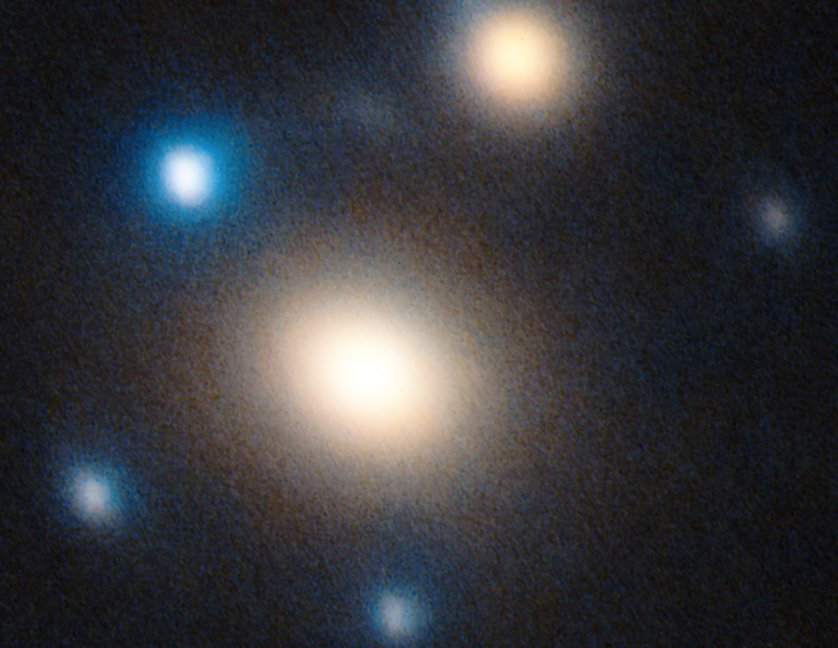 F&uuml;nffaches Sternenlicht: Astronomen entdecken extrem seltene Supernova hinter Gravitationslinse