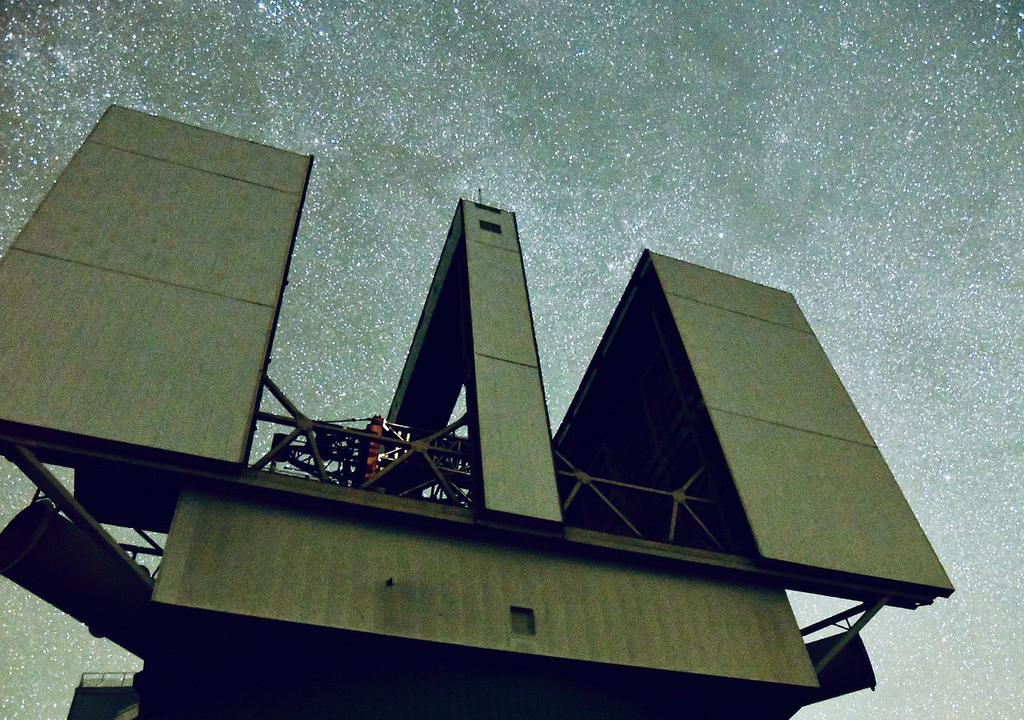 Das Large Binocular Telescope auf dem Mount Graham in Arizona, USA Das Large Binocular Telescope auf dem Mount Graham in Arizona, USA. Bild: Dr. Christoph Saulder/MPE