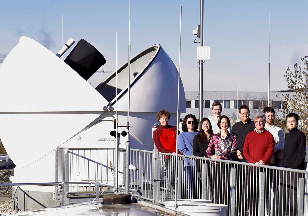 Die Mitglieder der SN Winny Research Group am Forschungscampus Garching (v. l.): Stefan Taubenberger, Allan Schweinfurth, Alejandra Melo, Elias Mamuzic, Sherry Suyu, Christoph Saulder, Roberto Saglia, Leon Ecker, Limeng Deng. Die Mitglieder der SN Winny Research Group am Forschungscampus Garching (v. l.): Stefan Taubenberger, Allan Schweinfurth, Alejandra Melo, Elias Mamuzic, Sherry Suyu, Christoph Saulder, Roberto Saglia, Leon Ecker, Limeng Deng. Bild: Dr. Robert Reich/TUM