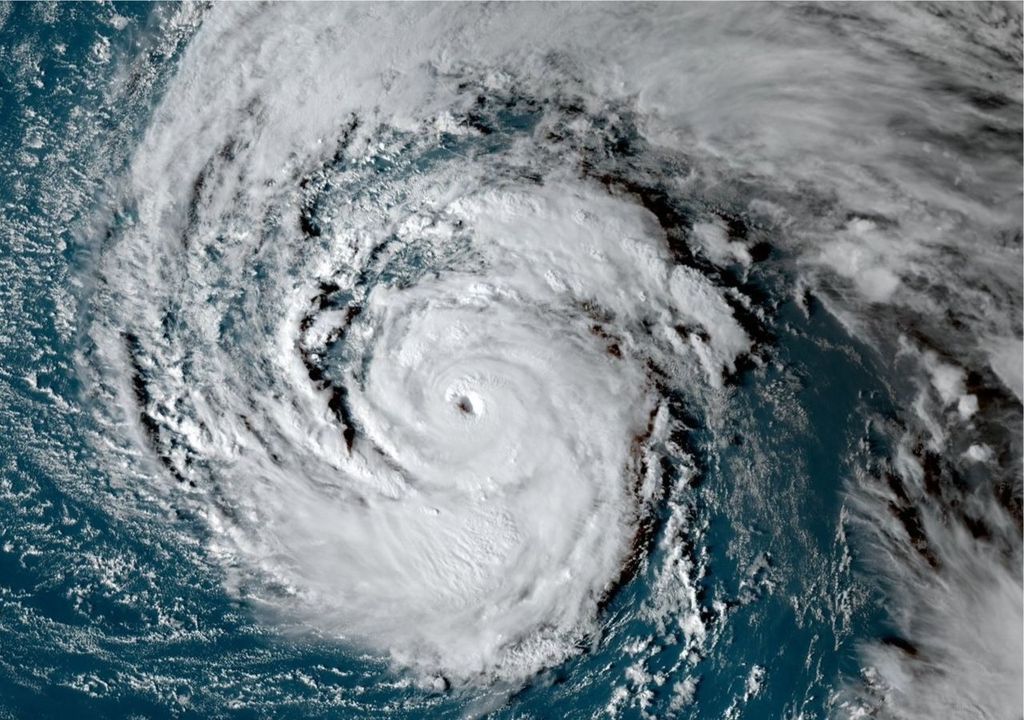 furacão Épsilon no Oceano Atlântico