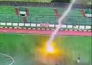 Un futbolista murió en Indonesia tras ser impactado por un rayo en medio del partido: video de la tragedia