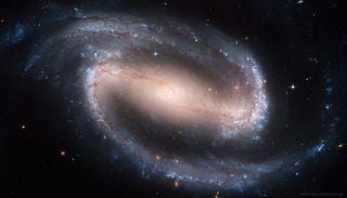 La espectacular galaxia espiral barrada NGC 1300 en imagen de Hubble