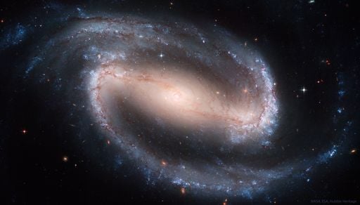 La espectacular galaxia espiral barrada NGC 1300 en imagen de Hubble