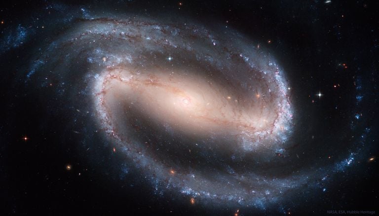 La espectacular galaxia espiral barrada NGC 1300 en imagen de Hubble