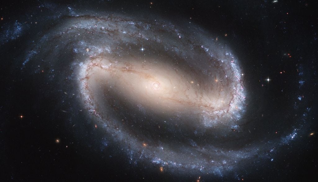 In der Balkenspiralgalaxie NGC 1300 zeigt der Kern eine eigene außergewöhnliche Spiralstruktur von etwa 3300 Lichtjahren Länge. Nur Galaxien mit großräumigen Balken scheinen diese groß gestalteten inneren Scheiben zu haben – eine Spirale innerhalb einer Spirale. In der Balkenspiralgalaxie NGC 1300 zeigt der Kern eine eigene außergewöhnliche Spiralstruktur von etwa 3300 Lichtjahren Länge. Nur Galaxien mit großräumigen Balken scheinen diese groß gestalteten inneren Scheiben zu haben – eine Spirale innerhalb einer Spirale. Bild: NASA/ESA/The Hubble Heritage Team STScI/AURA