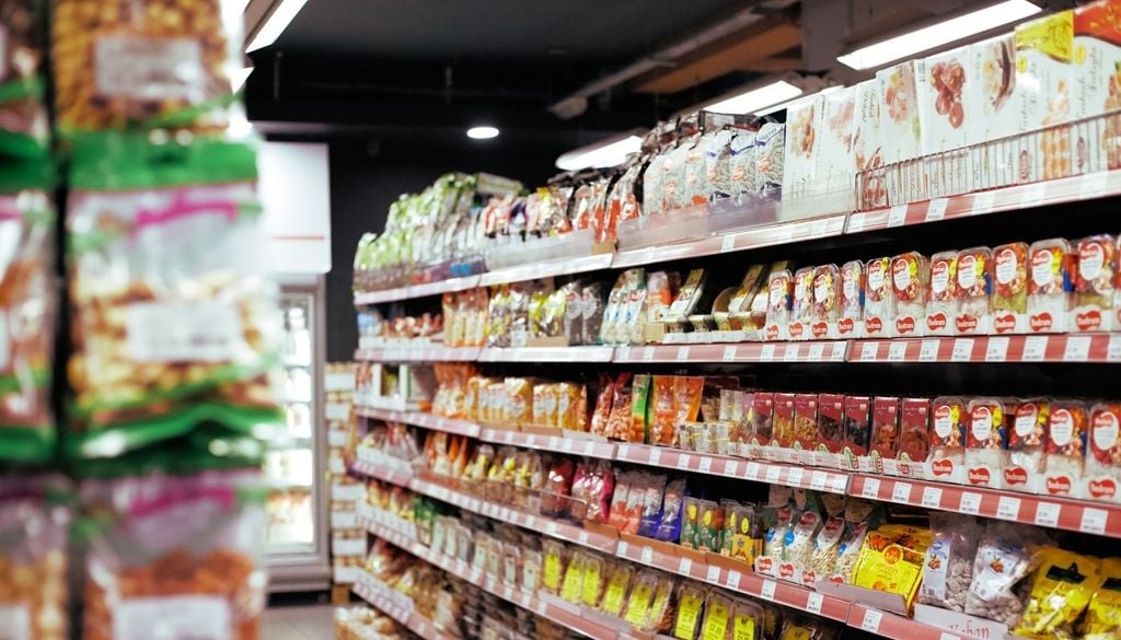 Alimentos en supermercado El estudio apunta también a un problema de acceso. En muchos barrios, la fruta fresca es cara y escasa. El ultraprocesado, en cambio, es barato, dura semanas y está en todos lados.