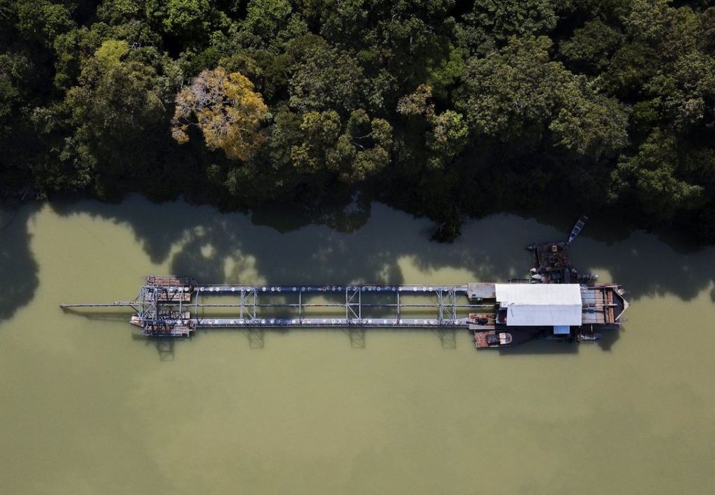 Balsa para extração de ouro e diamante ancorada em frente a terra indígena Sawré Muybu dos índios mundurucus no rio Tapajós. Foto: Lalo de Almeida/Folhapress Balsa para extração de ouro e diamante ancorada em frente a terra indígena Sawré Muybu dos índios mundurucus no rio Tapajós. Foto: Lalo de Almeida/Folhapress