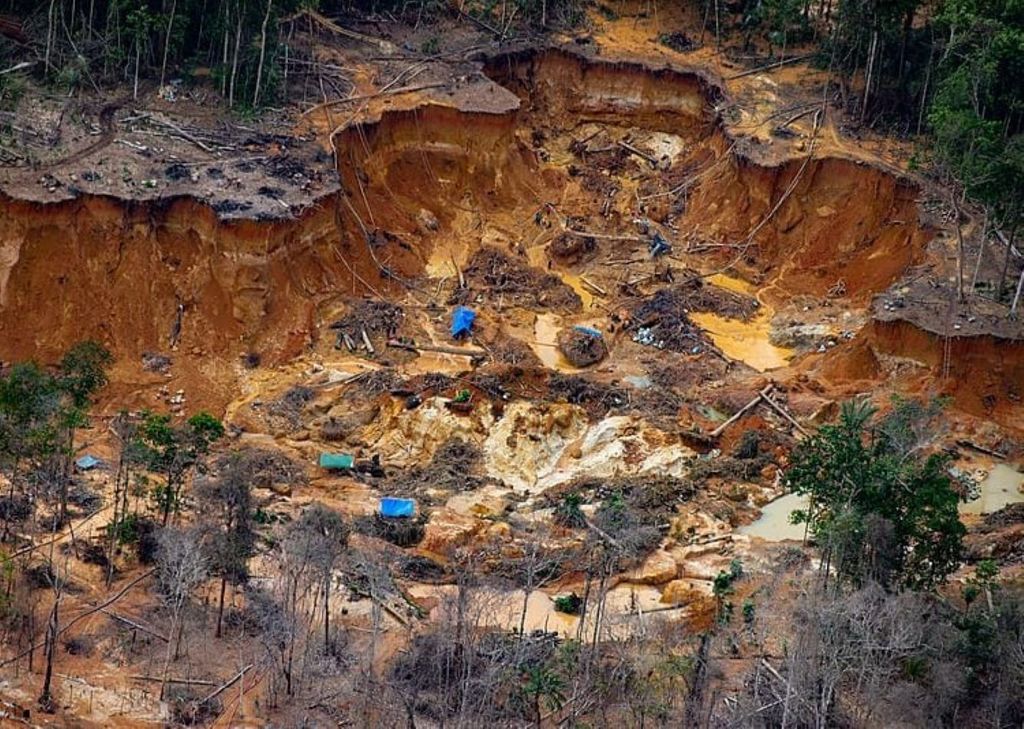 Canteiro de garimpo ilegal na região do Rio Uraricoera. Crédito: Divulgação Canteiro de garimpo ilegal na região do Rio Uraricoera. Crédito: Divulgação