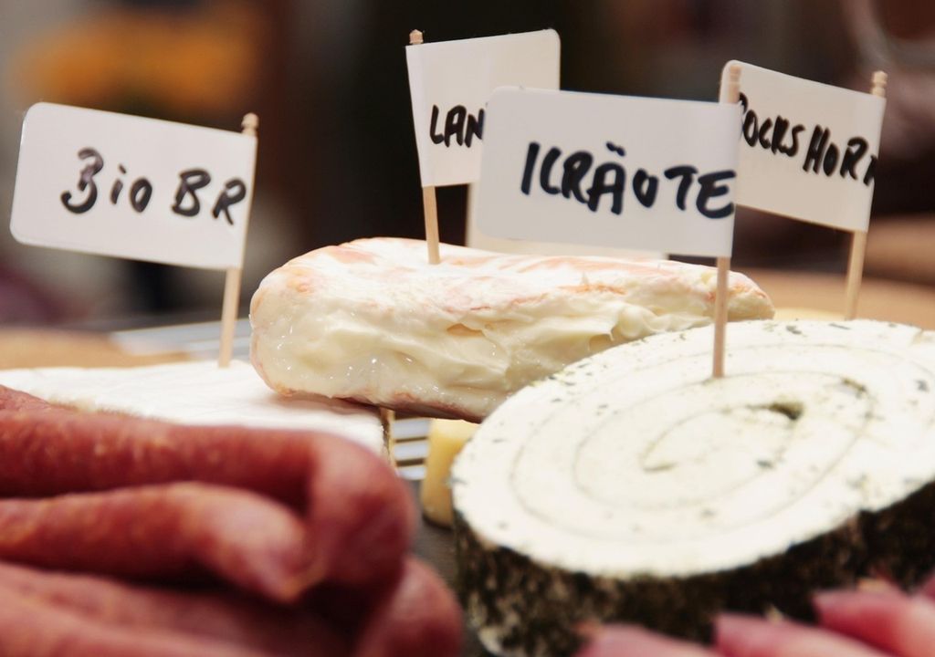 Rohmilch und Rohmilchprodukte wie Weichkäse können viele Listerien enthalten.