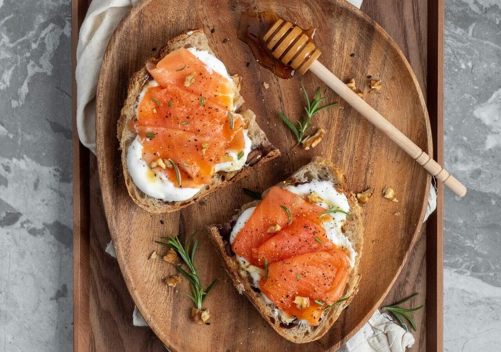Auch Fisch- und Fleischprodukte, zum Beispiel Räucherfisch oder aufgeschnittene oder abgepackte Wurst, enthalten die potenziell schädlichen Krankheitserreger.