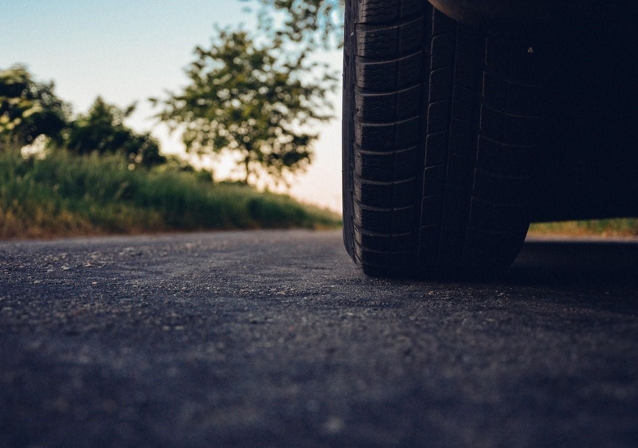 Das Mikroplastik von Autoreifen enthält meist zahlreiche giftige Substanzen. Bild: tookapic/Pixabay