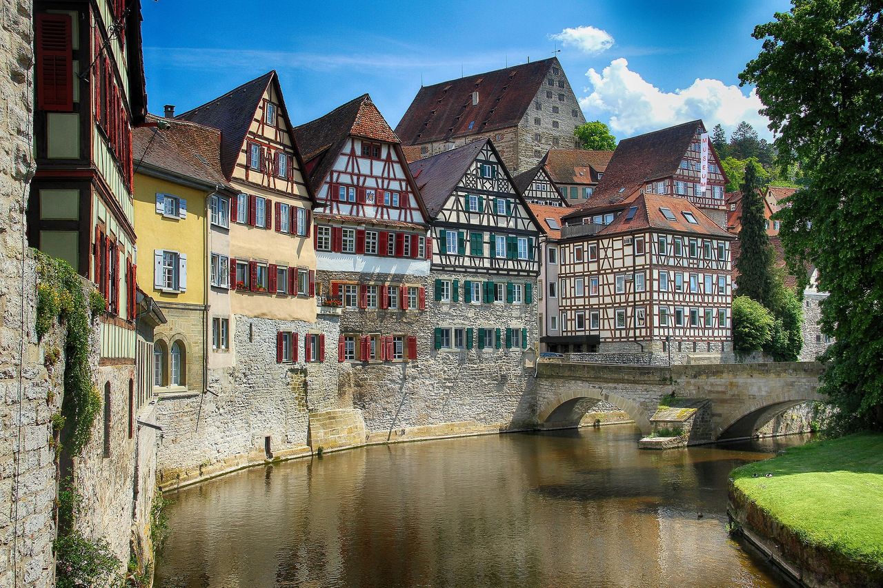 Mit viel Fachwerk und malerischer Lage am Kocher besitzt Schwäbisch Hall eine der schönsten Altstädte Deutschlands.
