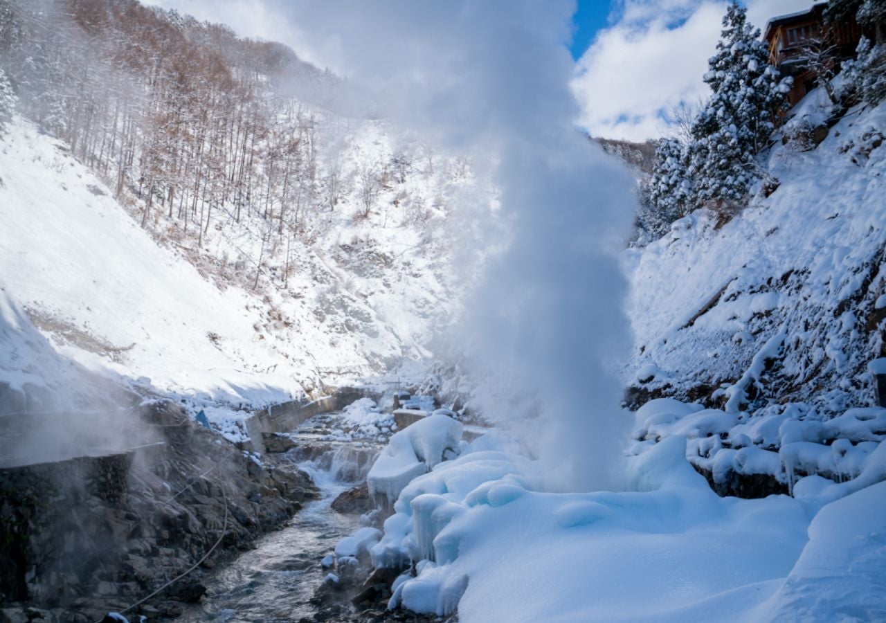 Géiser parcialmente gelado, situado em altitude, numa área de baixas temperaturas, no Japão.