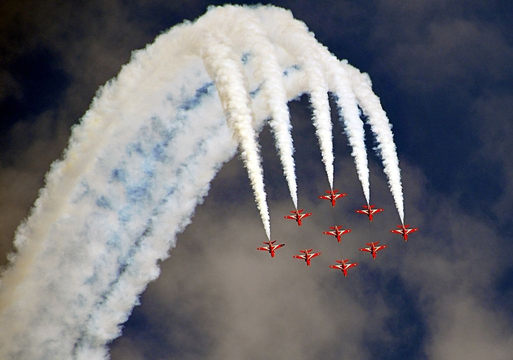 Dass wir uns automatisch synchronisieren, hängt mit der sozialen Bindung zusammen: Je synchroner unsere Bewegungen sind, desto mehr fühlen wir uns mit der Gruppe verbunden. Dass wir uns automatisch synchronisieren, hängt mit der sozialen Bindung zusammen: Je synchroner unsere Bewegungen sind, desto mehr fühlen wir uns mit der Gruppe verbunden.