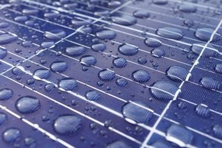 Desarrollan un dispositivo capaz de generar electricidad a partir del sol y la lluvia de forma simultánea: "rain panels"