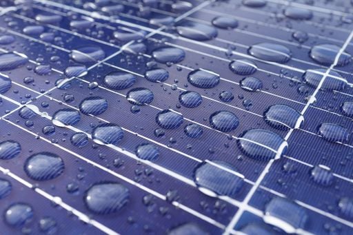 Desarrollan un dispositivo capaz de generar electricidad a partir del sol y la lluvia de forma simult&aacute;nea: "rain panels"