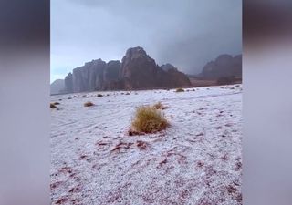 El desierto se vuelve blanco tras una sorprendente granizada en la provincia de Tabuk en Arabia Saudí