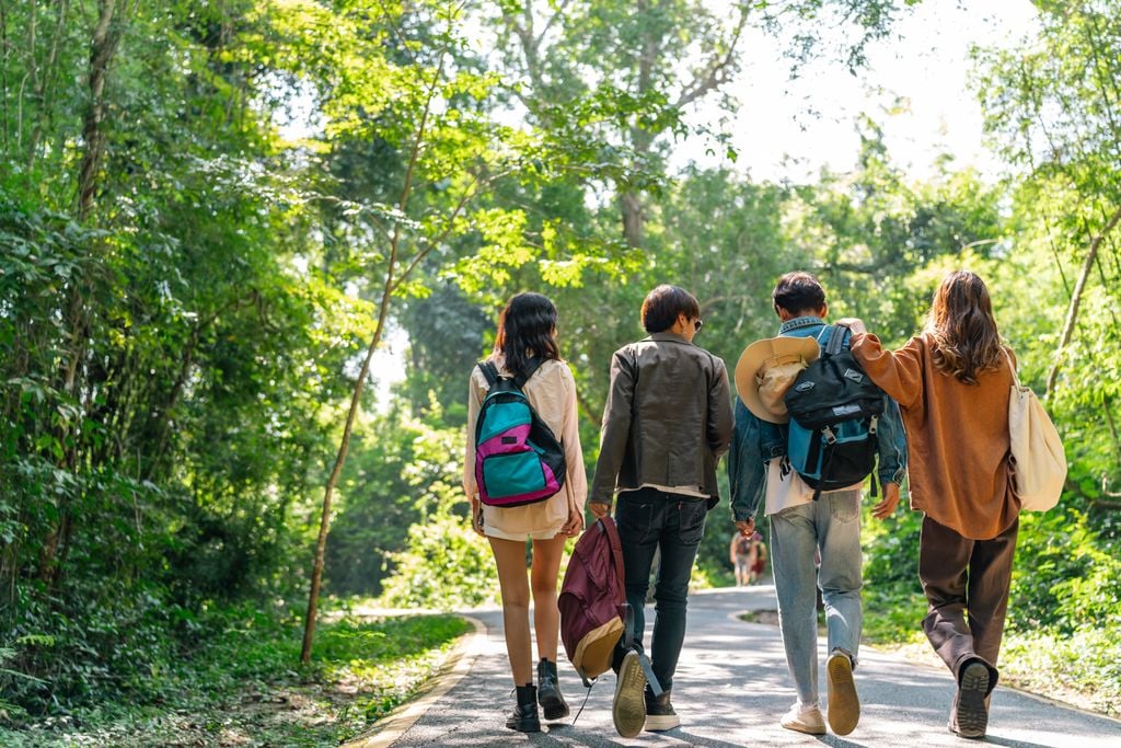 Beim Wandern kommt die junge Generation zur Ruhe (Foto: Adobe Stock)