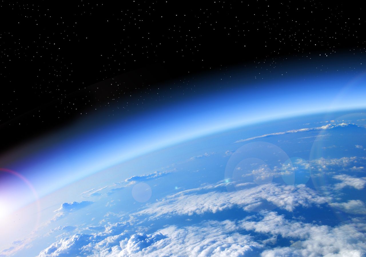 Atmosfera terrestre a receber radiação solar, a principal fonte de energia na Terra.