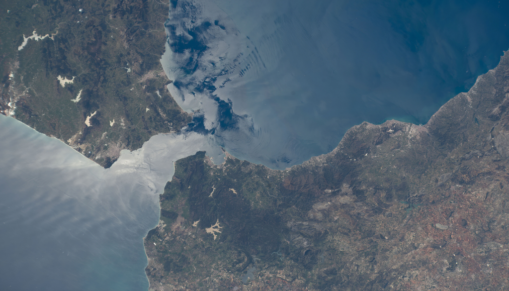 Se o Estreito de Gibraltar fechasse hoje, o Mediterrâneo evaporaria completamente em apenas mil anos devido ao clima quente.