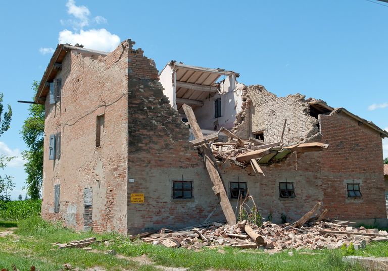 La sorprendente liquefazione del terreno dopo il terremoto in Emilia La sorprendente liquefazione del terreno dopo il terremoto in Emilia