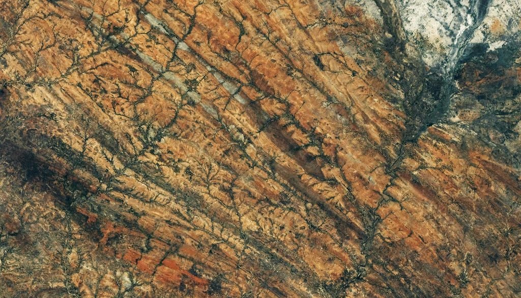 Die länglichen Strukturen zeugen von den starken tektonischen Kräften einer duktilen Scherzone. Bild: NASA