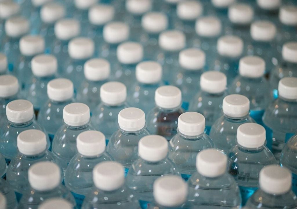 Eine der zentralen Plastikquellen für den menschlichen Körper sind Kunststoffe, die mit Lebensmitteln in Kontakt kommen. Eine der zentralen Plastikquellen für den menschlichen Körper sind Kunststoffe, die mit Lebensmitteln in Kontakt kommen.