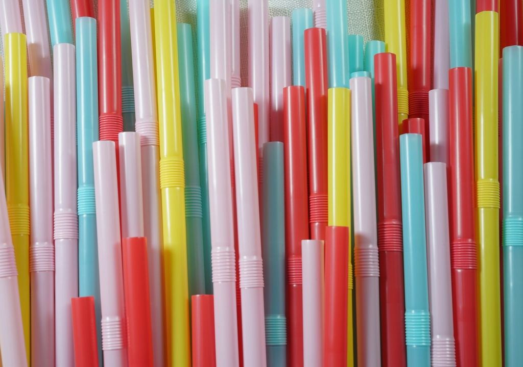 Etwa 40 Prozent der Kunststoffchemikalien gehen aus Verpackungen oder anderen Kontaktmaterialien in Lebensmittel über. Etwa 40 Prozent der Kunststoffchemikalien gehen aus Verpackungen oder anderen Kontaktmaterialien in Lebensmittel über.