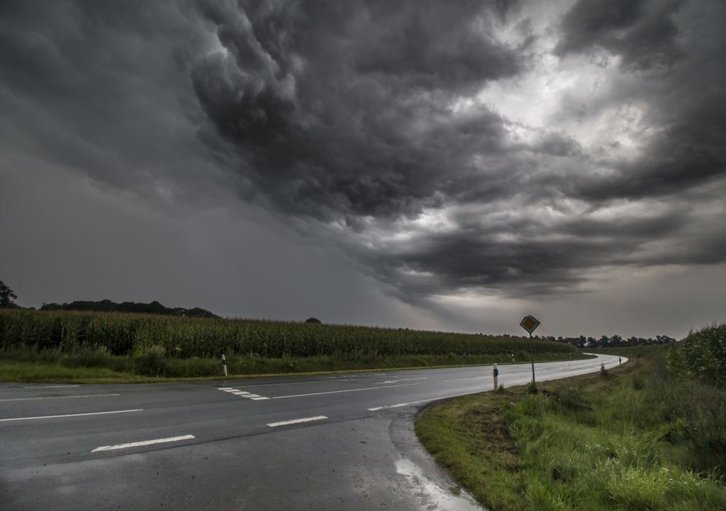 Am Samstag wird das Wetter turbulent. Eine Kaltfront zieht von West nach Ost und bringt teilweise Gewitter und einzelne stürmische Böen.