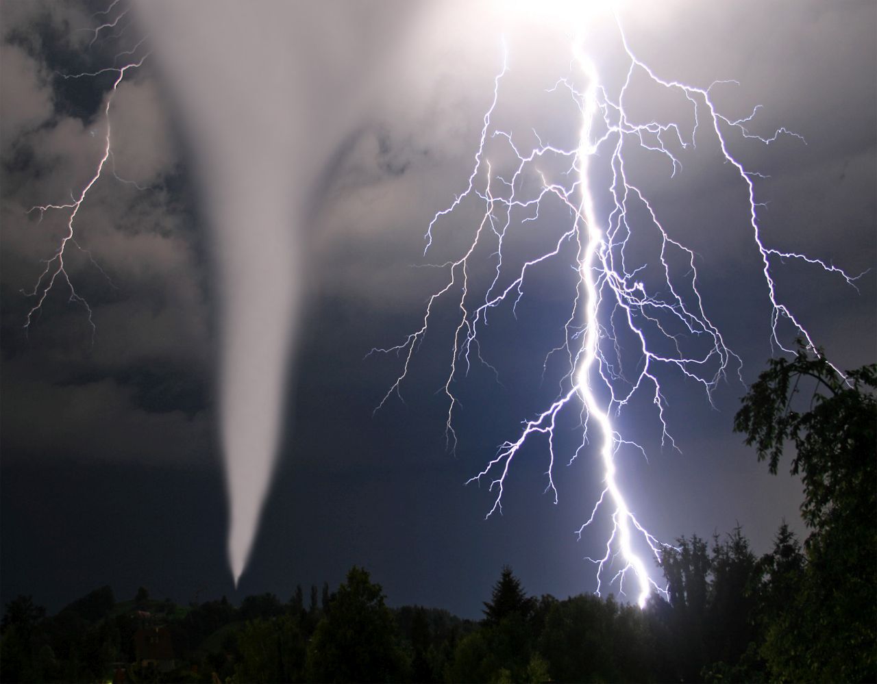 Tornado-Warnung Für Deutschland: Morgen Gewitter Mit Starkregen Und Sturm!