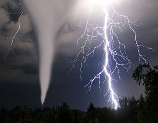 Tornado-Warnung für Deutschland: Morgen Gewitter mit Starkregen und Sturm! 