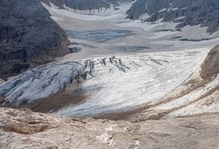 Ghiacciaio della Marmolada, il gigante bianco delle Dolomiti è in coma irreversibile 