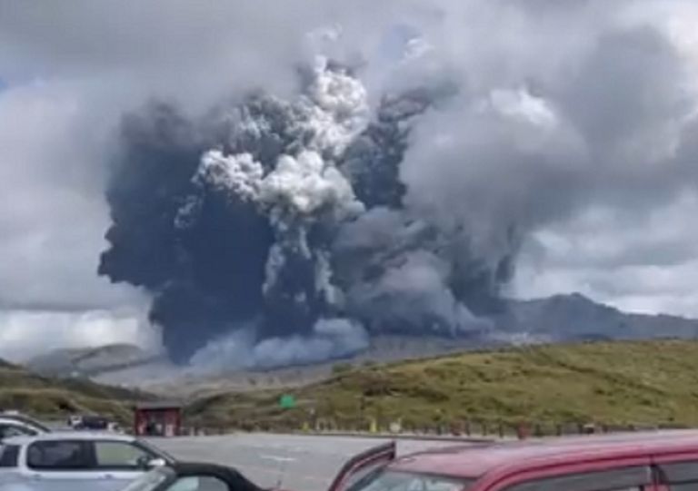 Primeiras imagens da erupção repentina do vulcão Aso, no Japão Primeiras imagens da erupção repentina do vulcão Aso, no Japão