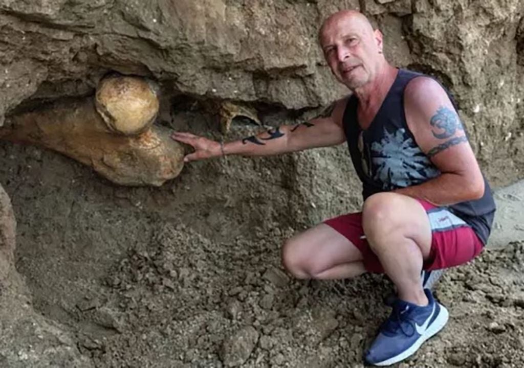 Mario Cianciola es el turista que halló el fémur derecho del mamífero prehistórico gigante hallado en Santa Clara del Mar. Crédito: Museo Lorenzo Scaglia.