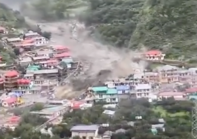 Un gigantesque torrent de boue ravage un village dans le nord de l'Inde, détruisant des habitations et un hôtel