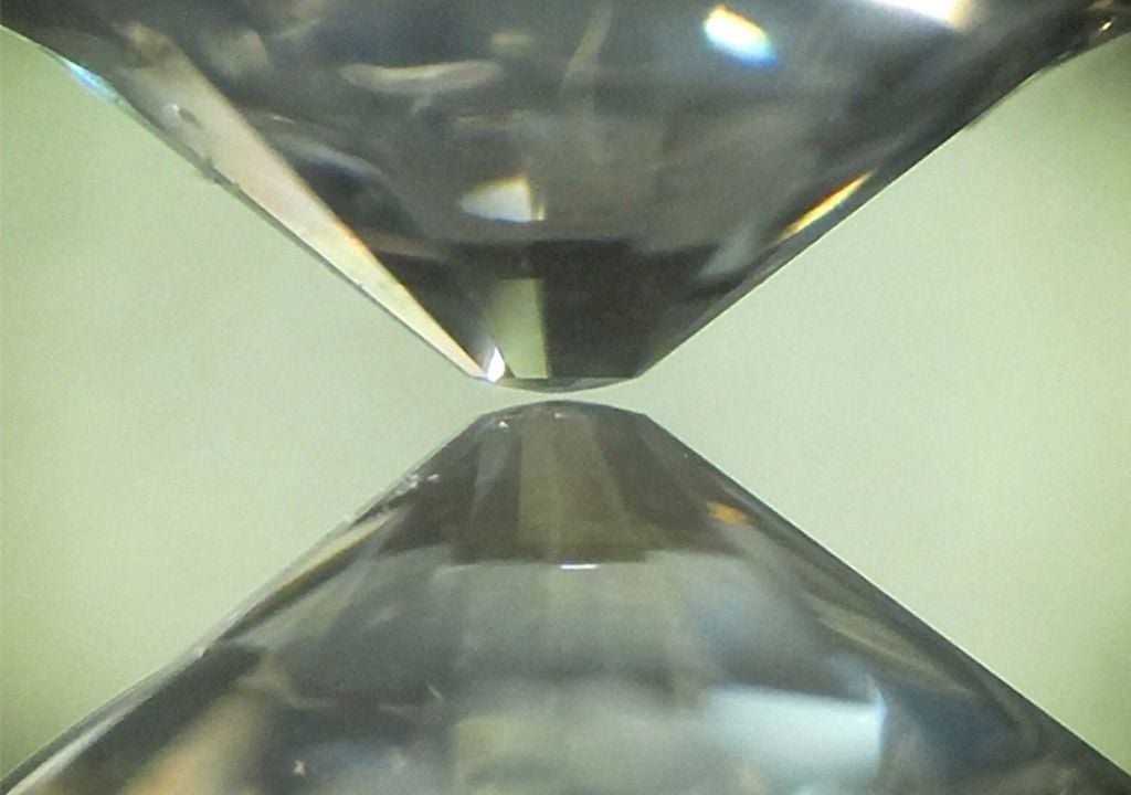 Die Proben werden während des Versuchs zwischen zwei einen Zehntel Millimeter große Diamantspitzen eingeklemmt. Bild: M. Murakami/ETH Zürich