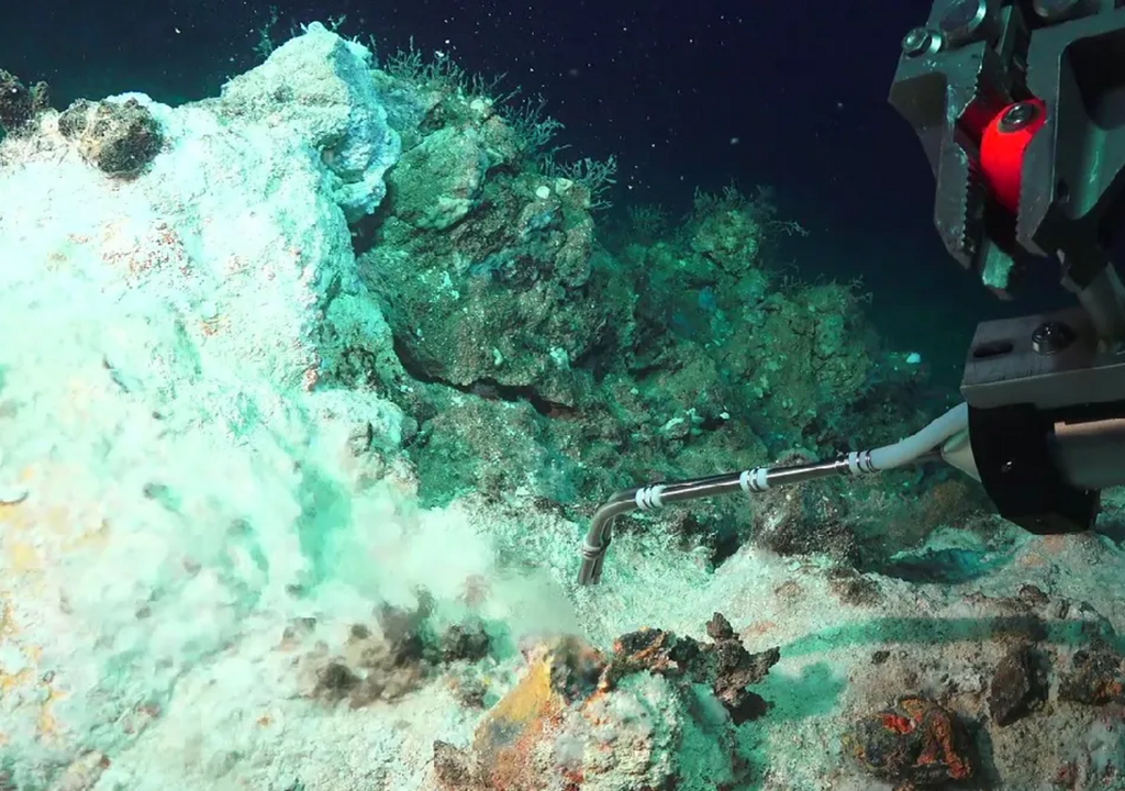 Probenahme von Flüssigkeiten mit einer Temperatur von 180 Grad Celsius an der White Sealhound-Struktur. Probenahme von Flüssigkeiten mit einer Temperatur von 180 Grad Celsius an der White Sealhound-Struktur.