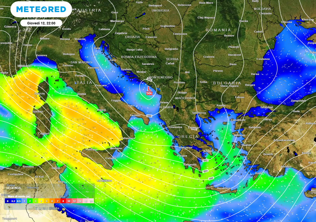 L'imponente onda significativa (colore arancione) attesa giovedì sera sull'area del medio-basso Tirreno, nella fase clou della forte burrasca di vento, con raffiche di tempesta, che colpirà l'area, con picchi di oltre 100 km/h.