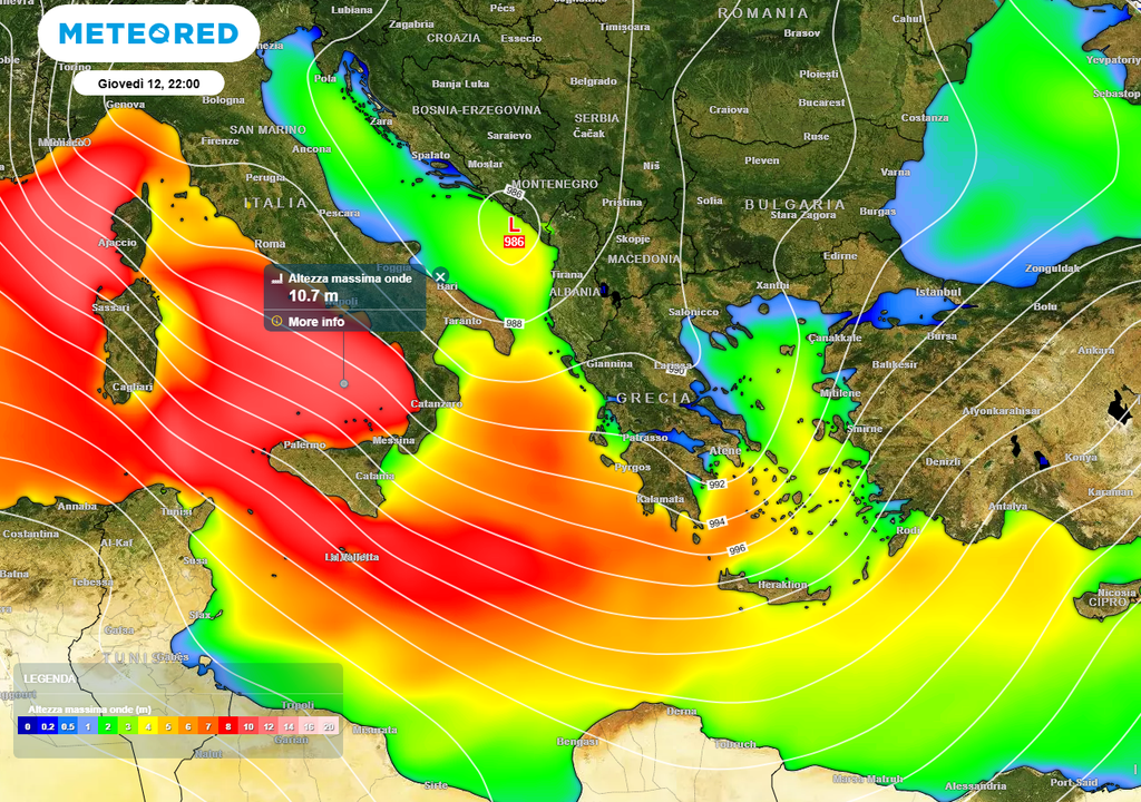 Nella nottata fra giovedì e venerdì forti mareggiate, con onde che raggiungeranno altezze massime davvero imponenti, flagelleranno le coste di Calabria e Sicilia che si affacciano sull'area del basso Tirreno.