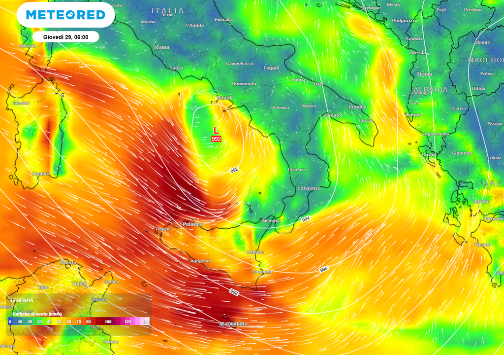 Raffiche di vento. I venti molto forti attesi lungo il lato più meridionale del minimo a mesoscala che scivolerà sul basso Tirreno giovedì 29.