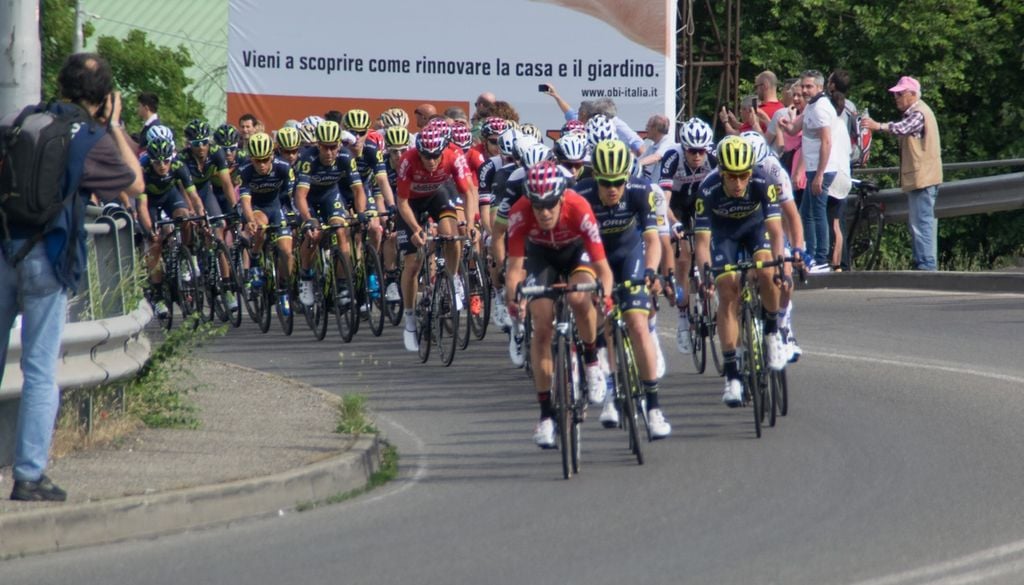 Ciclisti in gruppo durante il Giro d'Italia 2017, a Modena. Foto Luca Lombroso.