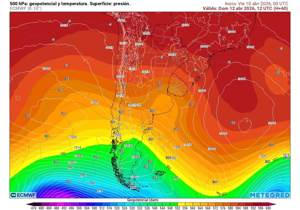 La vaguada en altura se refleja en el campo de geopotencial, evidenciando aire frío e inestabilidad sobre la zona central.