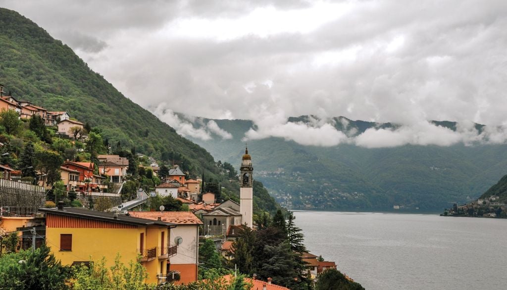 Nei prossimi giorni l'Italia sarà spaccata in due con frequenti piogge al Nord e prevalenza di sole e temperature elevate al Sud. Nell'immagine il Lago di Como.