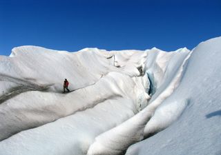 Glaciar nos Alpes tingido de rosa, o que aconteceu?