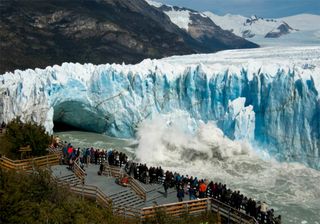 Glaciar Perito Moreno: colapsó el puente de hielo