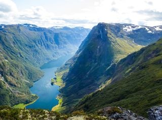 Glaciares, erosi&oacute;n y mar es la receta del paisaje m&aacute;s bello de Noruega: as&iacute; nace un fiordo