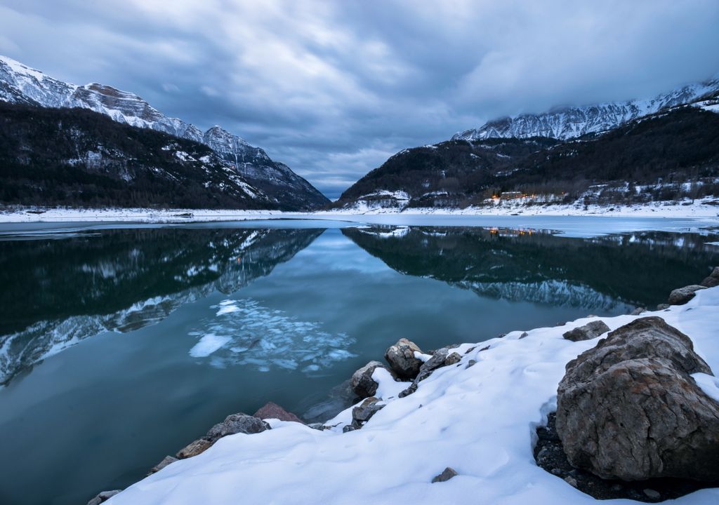 Certains sommets des montagnes, qui étaient autrefois recouverts de neige, manquent actuellement de neige.