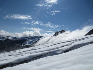 Gletscher im Wettlauf mit der Zeit: Eismassen geraten mit ihrer Selbstkühlung an die Grenze